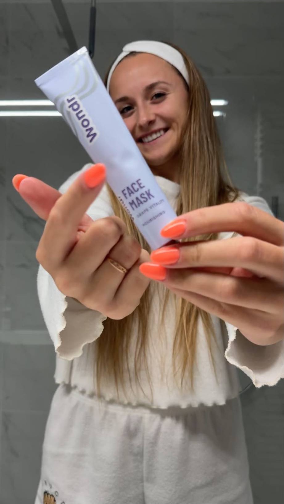 Yana toont de face mask van Wondr