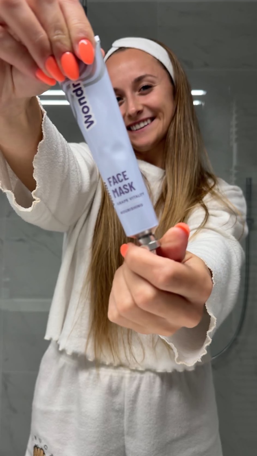 Yana houdt de face mask van Wondr naar de camera