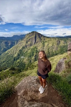 Yana op een bergtop in Sri Lanka